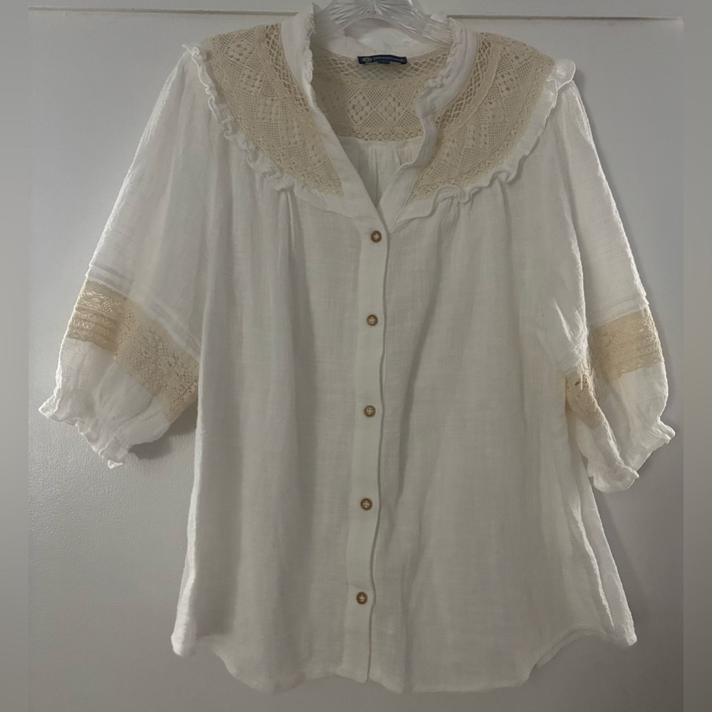 Like NEW Democracy White and Cream Lace Blouse Size Large